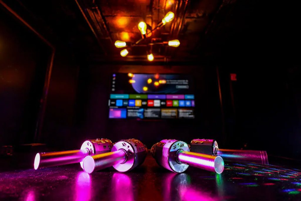 La salle de cinéma privée de La Villa du Cinéma et ses néons