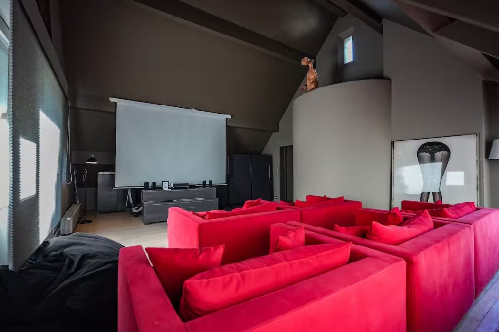 Le salon de projection et ses canapés de La Villa du Cinéma