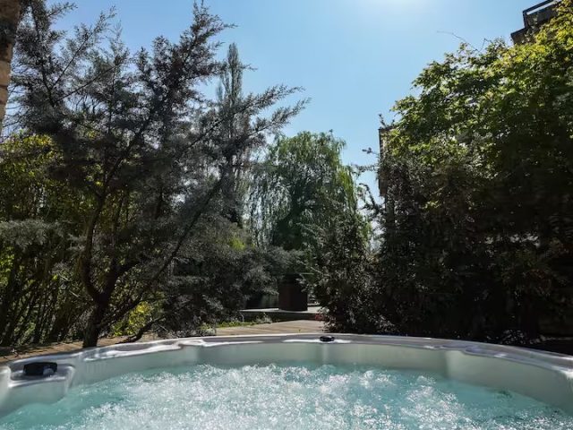 Le jacuzzi extérieur de La Villa du Cinéma