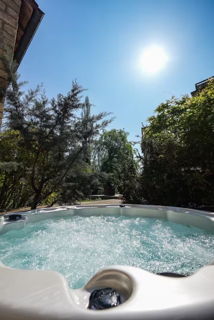 Le jacuzzi extérieur de La Villa du Cinéma