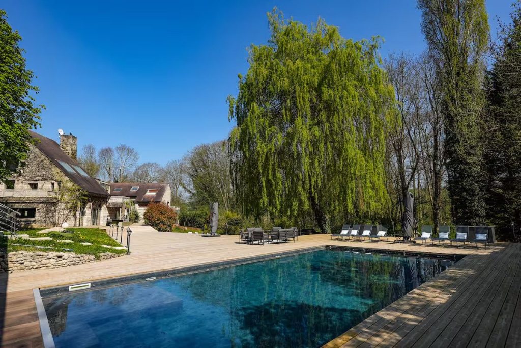 La piscine chauffée de La Villa du Cinéma et son jardin clos arboré