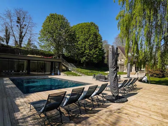 Transats alignés au bord de la piscine de La Villa du Cinéma