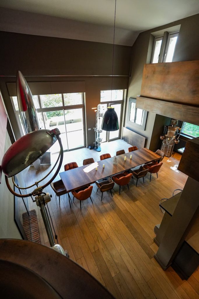 La grande table du séjour, configurable en salle de réunion
